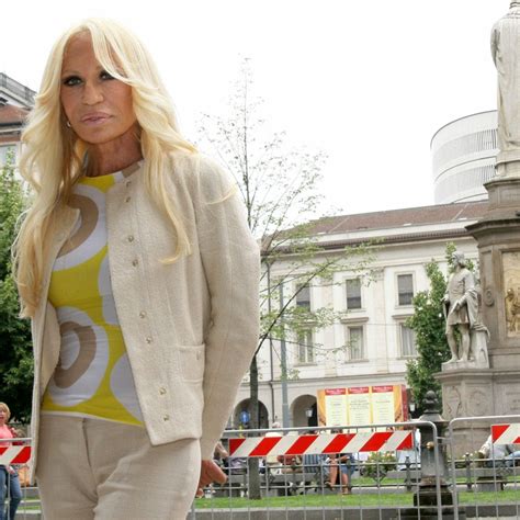 marchio versace venduto quando|La vendita di Versace, parla Donatella: «In Italia nessuno si è .